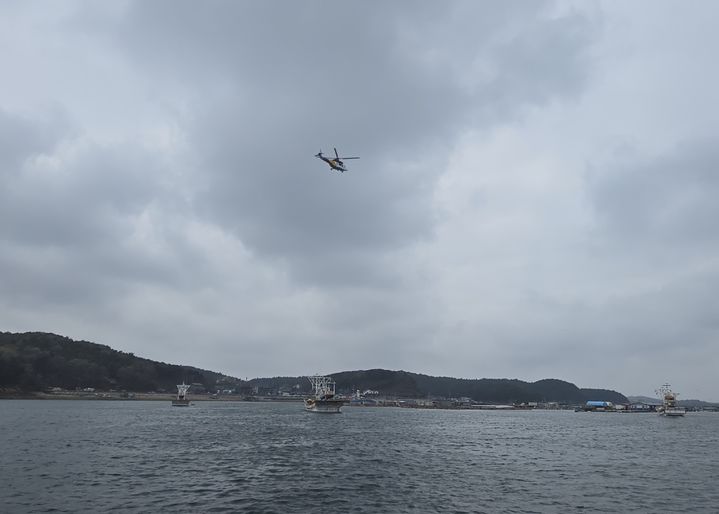 [태안=뉴시스] 10일 오후 12시44분께 충남 태안군 고남면 누동리 구매항 인근 좌대 낚시터에서 50대 잠수부가 가두리 망줄 작업 중 실종돼 해경이 헬기 등을 동원해 수색 작업을 벌이고 있다. (사진=태안해양경찰서 제공) 2026.04.10. photo@newsis.com *재판매 및 DB 금지
