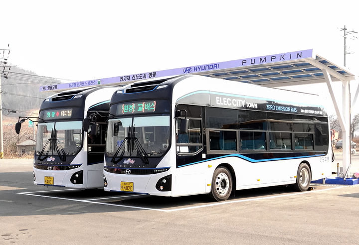 [영광=뉴시스] 전남 영광군이 고유가 시대 대응을 위해 도입한 전기버스. (사진=영광군 제공) photo@newsis.com *재판매 및 DB 금지