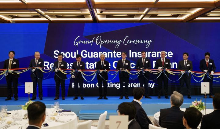 [서울=뉴시스] 지난 9일 폴란드 바르샤바 래플스 호텔에서 열린 SGI서울보증 폴란드 대표사무소 개소식에서 이명순 대표이사(좌측에서 여섯번째)가 테이프 커팅을 하고 있다. (사진=SGI서울보증 제공) 2026.04.10. photo@newsis.com *재판매 및 DB 금지