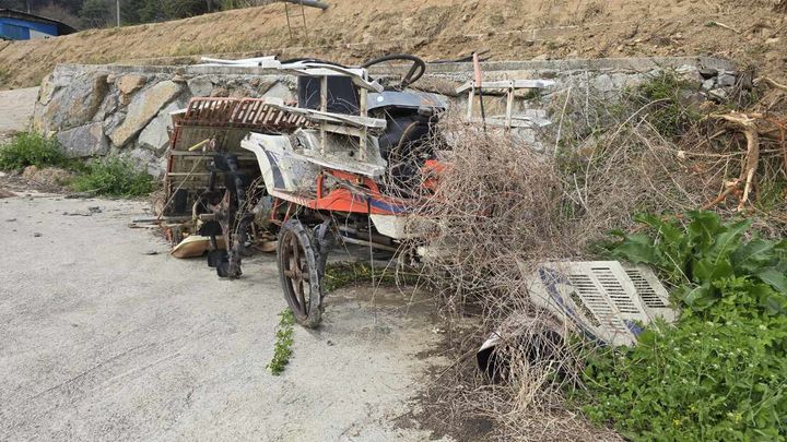 [합천=뉴시스] 합천군, 폐농기계 전수조사로 쾌적한 농촌환경 조성 - 마을공터 방치 (사진=합천군 제공) 2026. 04. 10. photo@newsis.com *재판매 및 DB 금지