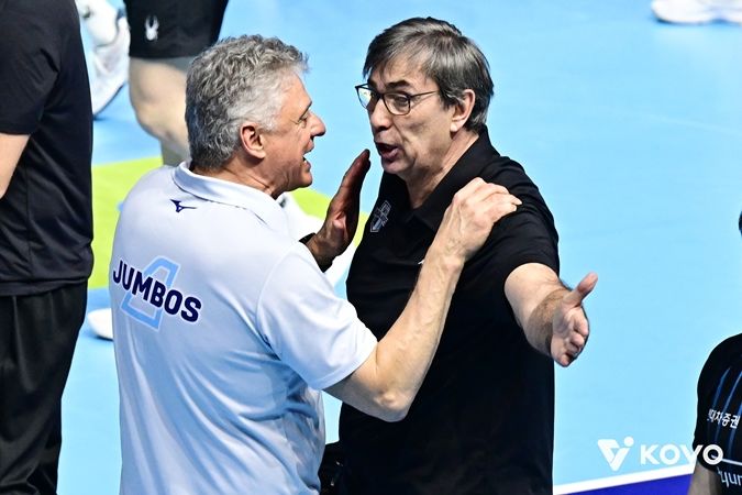 [서울=뉴시스]판정에 항의하는 남자배구 현대캐피탈 필립 블랑(오른쪽) 감독. (사진=KOVO 제공)