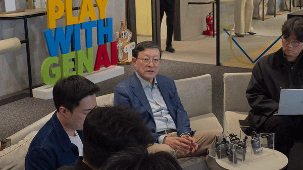 [서울=뉴시스] 박현준 기자 = 허태수 한국경제인협회 AI 혁신위원회 위원장 겸 GS그룹 회장이 10일 서울 강남구 GS타워에서 열린 'AI 혁신위원회 3차 회의'에 앞서 기자들과의 질의응답을 진행하고 있다. 2026.04.10 parkhj@newsis.com