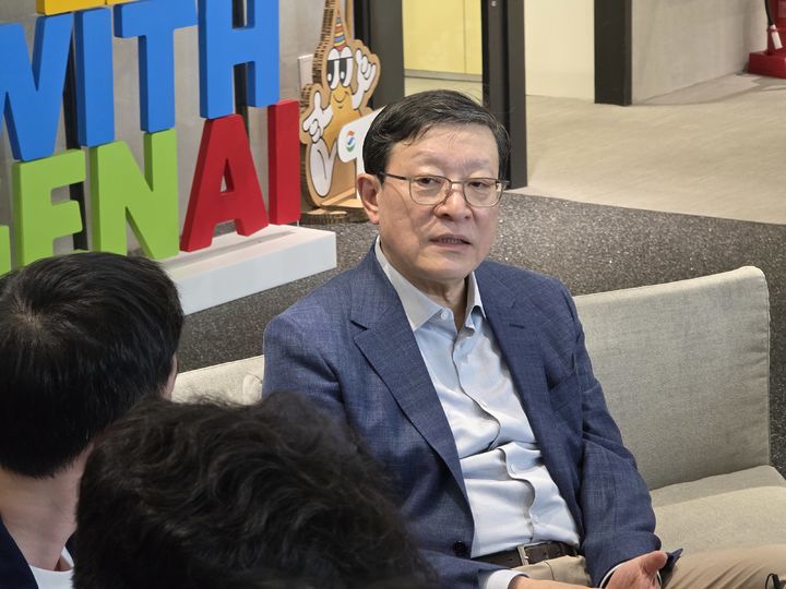 [서울=뉴시스] 박현준 기자 = 허태수 한국경제인협회 AI 혁신위원회 위원장 겸 GS그룹 회장이 10일 서울 강남구 GS타워에서 열린 'AI 혁신위원회 3차 회의'에 앞서 기자들과의 질의응답을 진행하고 있다. 2026.04.10 parkhj@newsis.com *재판매 및 DB 금지