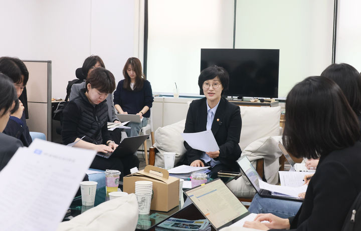 [서울=뉴시스] 원민경 성평등가족부 장관이 9일 오전 정부서울청사 성평등부 기자실에서 열린 '출입기자 정례브리핑'에 참석해 형사미성년자(촉법소년) 연령 문제 등 현안에 대해 설명하고 있다. (사진=성평등가족부 제공) 2026.04.09. photo@newsis.com *재판매 및 DB 금지