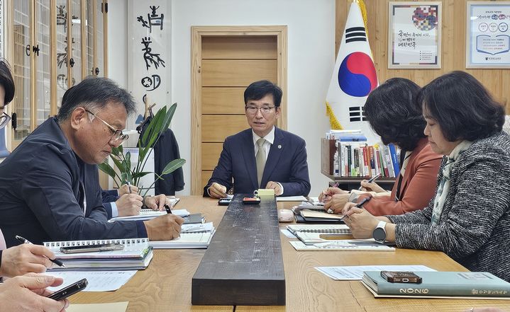 윤건영 충북도교육감(가운데)이 10일 집무실에서 기획회의를 주재하고 있다. *재판매 및 DB 금지