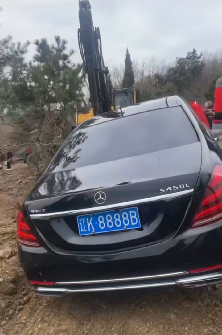 [서울=뉴시스] 중국 랴오닝성의 한 장례식에서 매장된 벤츠 차량. (사진=X 계정 'BTC99M' 캡처) 2026.04.10. 