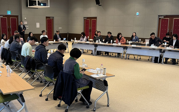 9~10일 영월 산림힐링재단에서 사행산업통합감독위원회, 강원랜드, 한국마사회 등 6개 기관 관계자들이 참석한 가운데 체류형 치유 모델 구축을 위한 공동 워크숍을 진행하고 있다.(사진=강원랜드 제공) *재판매 및 DB 금지