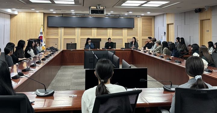 [서울=뉴시스] 지난 3일 국회에 방문한 덕성여대 정치외교학전공 학생들이 선배와의 간담회를 진행하고 있다. (사진=덕성여대 제공) 2026.04.10. photo@newsis.com *재판매 및 DB 금지