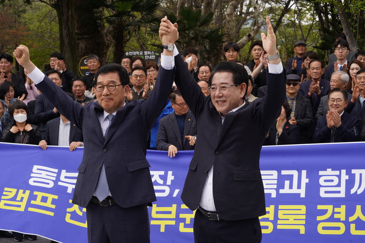 [순천=뉴시스] 송창헌 기자 =김영록 더불어민주당 전남광주특별시장 예비후보가 10일 순천대에서 '신정훈 예비후보 지지자 모임'에 신정훈 의원과 함께 참석해 지지를 호소하고 있다. (사진=김영록 탄탄캠프 제공) 2026.04.10 photo@newsis.com *재판매 및 DB 금지
