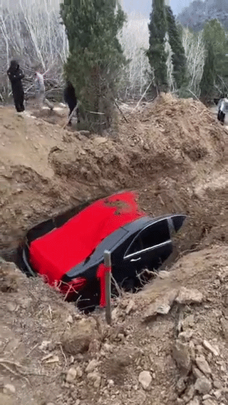 [서울=뉴시스] 중국 랴오닝성의 한 장례식에서 벤츠 차량을 통째로 매장하는 모습. (사진=X 계정 'BTC99M' 캡처) 2026.04.10. *재판매 및 DB 금지