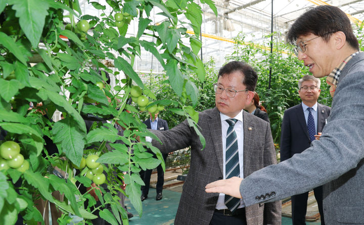 [세종=뉴시스]이승돈 농촌진흥청장이 10일 오전 경남 진주시에 있는 경상남도농업기술원을 찾아 업무보고를 받고 현안 추진 상황을 점검하고 있다. (사진=농촌진흥청 제공) *재판매 및 DB 금지