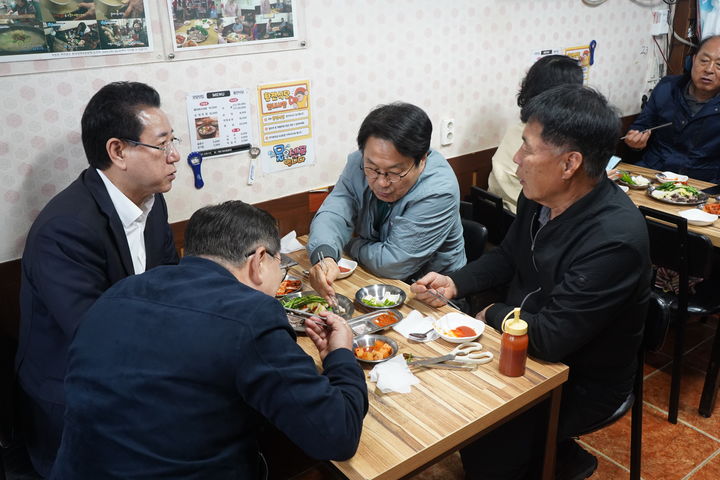 [순천=뉴시스] 송창헌 기자 =김영록 더불어민주당 전남광주특별시장 예비후보가 10일 강기정 예비후보(광주시장)과 함께 순천 웃장을 찾아 국밥을 먹으며 민심을 청취하고 있다. (사진=김영록 탄탄캠프 제공) 2026.04.10 photo@newsis.com *재판매 및 DB 금지