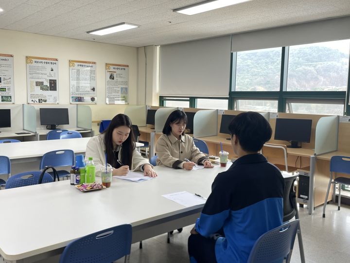 [대전=뉴시스] 국립한밭대 소외지역 고교생 학생부종합전형 모의 평가 모습. (사진=국립한밭대 제공) 2206.04.10. photo@newsis.com *재판매 및 DB 금지