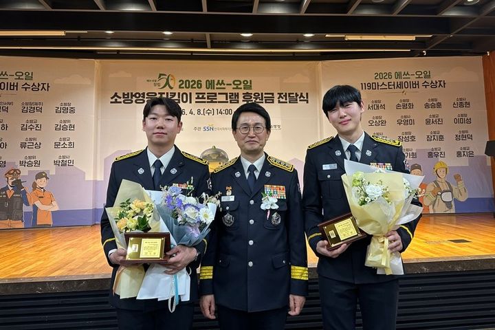 [대구=뉴시스] 왼쪽부터 문시형 소방사, 김승룡 소방청장, 지민승 소방장. (사진=대구 달서소방서 제공) 2026.04.10. photo@newsis.com  *재판매 및 DB 금지