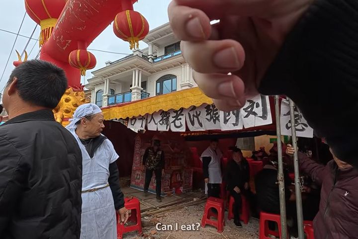 [서울=뉴시스] 미국 유튜버 루드비히 안데르스 아그렌이 중국에서 열린 '행복한 장례식' 현장을 식당으로 착각하고 방문했다. 중국인 리씨는 루드비히 일행을 친절하게 맞이했고, 자신의 집에서 식사도 대접했다. (사진=유토이미지)