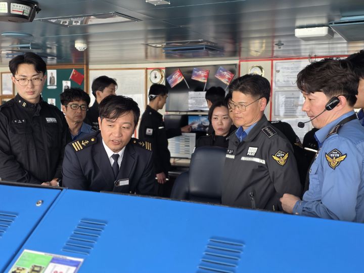 [부산=뉴시스] 10일 북항 크루즈터미널에 정박한 크루즈선 드림호(7만7499t급·승객 정원 2000명)에서 선박 특성 교육 및 관숙훈련이 진행되고 있다. (사진=부산해경 제공) 2026.04.10. photo@newsis.com *재판매 및 DB 금지