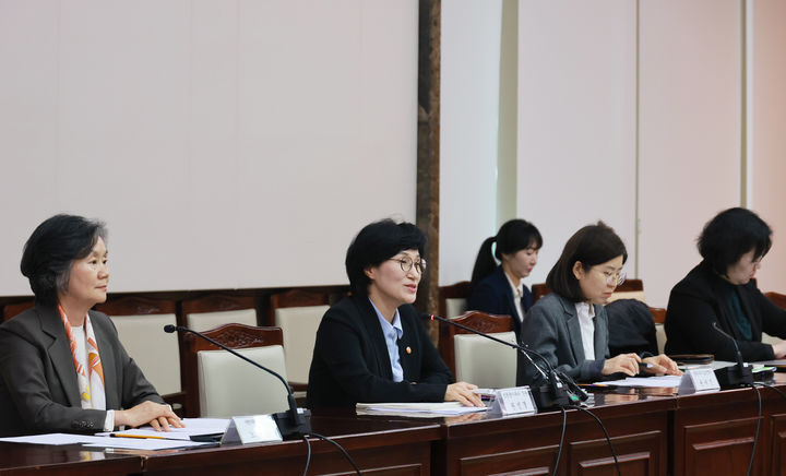[서울=뉴시스] 원민경 성평등가족부 장관이 10일 오후 서울 종로구 정부서울청사에서 열린 '형사미성년자 연령 사회적 대화 협의체' 3차 회의에 참석해 인사말을 하고 있다. (사진=성평등가족부 제공) 2026.04.10. photo@newsis.com *재판매 및 DB 금지