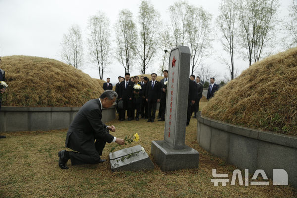 [베이징=뉴시스] 왕이 중국 공산당 중앙정치국 위원 겸 외교부장이 10일 북한 평양 동부 강동군에 있는 중국인민지원군 열사능원을 참배했다고 중국 외교부가 밝혔다.(사진=중국 외교부 홈페이지 갈무리) 2026.04.10 photo@newsis.com