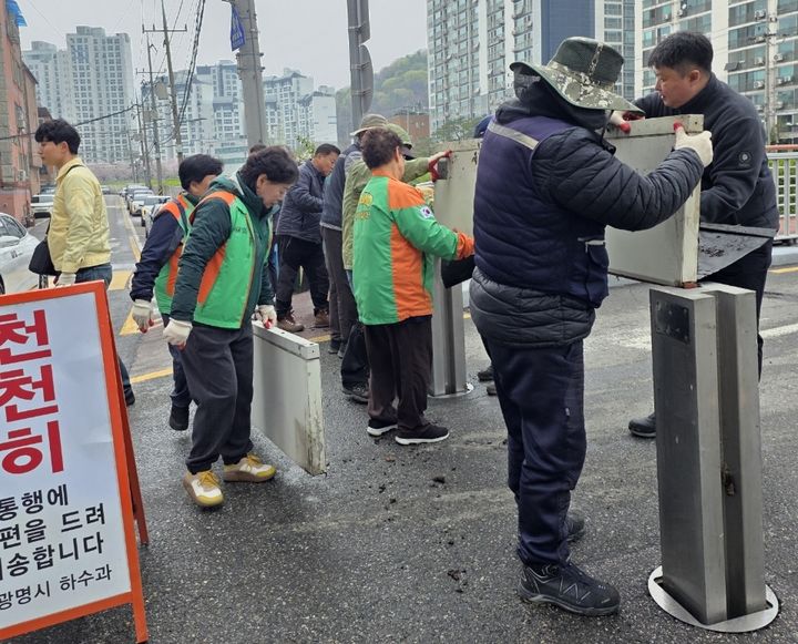 [광명=뉴시스] 광명시 자율방재단원들이 10일 목감천 하류 개명교 일원에서 하천 범람을 가정해 차수판을 설치하고 있다. (사진=광명시 제공) 2026.04.10. photo@newsis.com *재판매 및 DB 금지