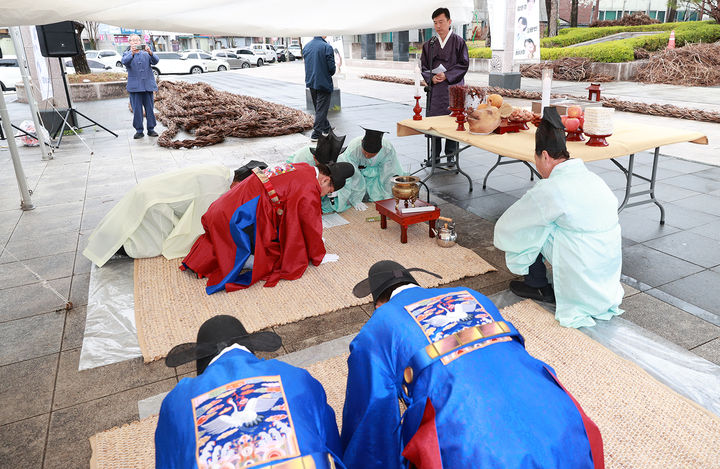 영월칡줄다리기보존회는 10일 제59회 단종문화제 대표 전통행사인 칡줄다리기의 성공적인 개최와 안전을 기원하는 ‘칡줄다리기 안전기원제’를 지내고 있다.(사진=영월군 제공) *재판매 및 DB 금지