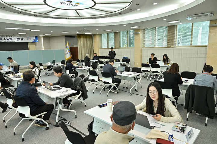 지난 9일 정선군청 대회의실에서 국민권익위원회와 함께 진행한 ‘달리는 국민신문고’ 운영 모습.(사진=정선군 제공) *재판매 및 DB 금지