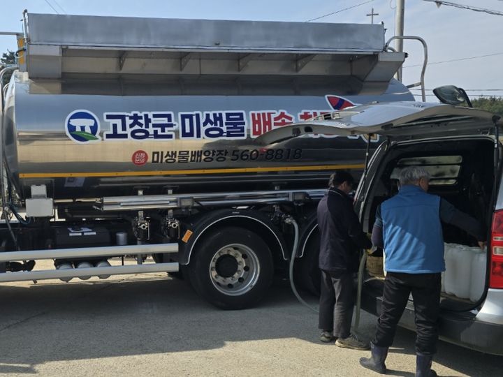 [고창=뉴시스] 군의 '유용미생물 바로배송 서비스'를 담당하고 있는 12t규모 탱크로리 차량. *재판매 및 DB 금지