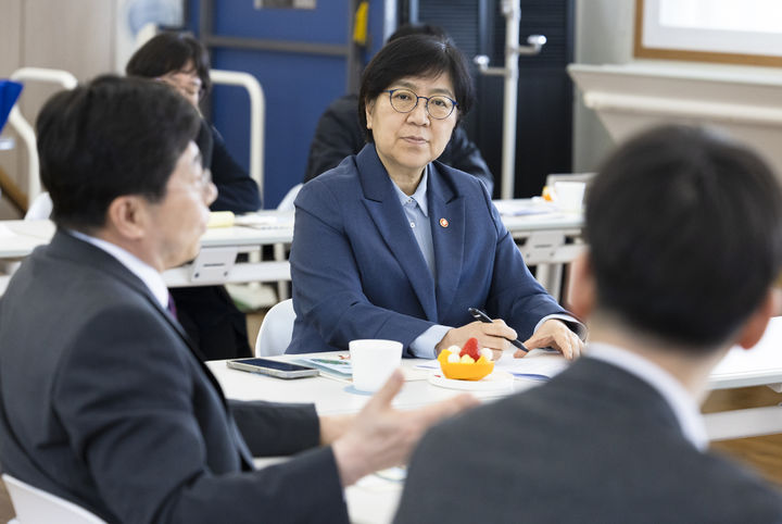 [세종=뉴시스]정은경 보건복지부 장관이 10일 오후 1시30분 서울 용산구에 위치한 장애인 거주시설 '영락 애니아의 집'을 방문해 시설 운영 및 환경을 살펴보고 입소자 인권보호 실태를 점검했다. (사진=보건복지부 제공) 2026.04.10. photo@newsis.com *재판매 및 DB 금지
