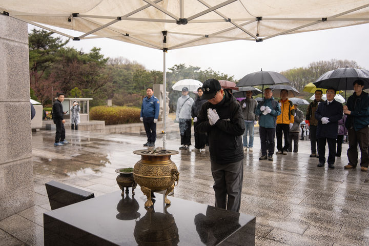 [서울=뉴시스] 윤재웅 동국대 총장이 국립4·19민주묘지에서 희생자를 추모하고 있다. (사진=동국대 제공) 2026.04.10. photo@newsis.com *재판매 및 DB 금지