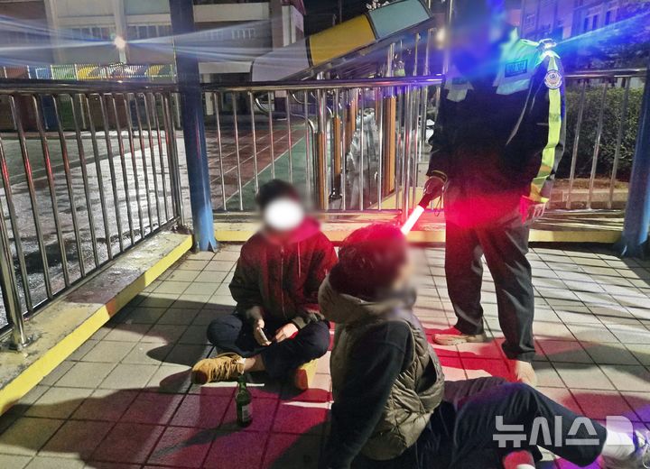 [제주=뉴시스] 제주서부경찰서 노형지구대와 자율방범대가 9일 오후 노형동 일대에서 합동 순찰 중 음주 청소년을 발견해 계도하고 있다. (사진=노형지구대 제공) 2026.04.10. photo@newsis.com 