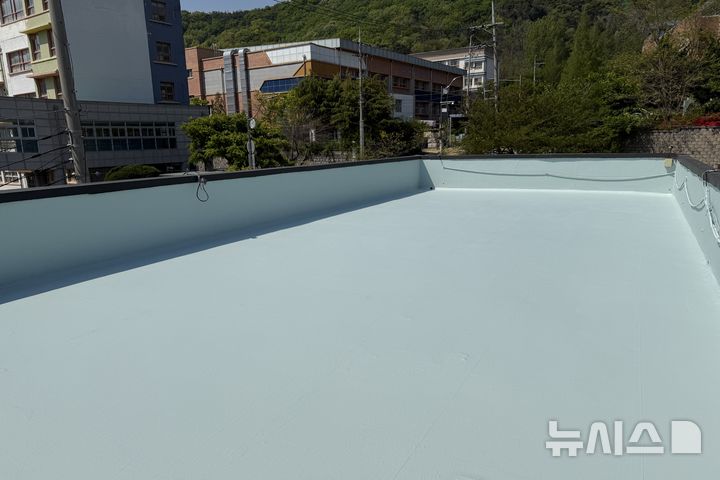 [인천=뉴시스] 지난해 어린이집 옥상에 쿨루프 시공을 완료한 모습. (사진=계양구 제공) 2026.04.10. photo@newsis.com