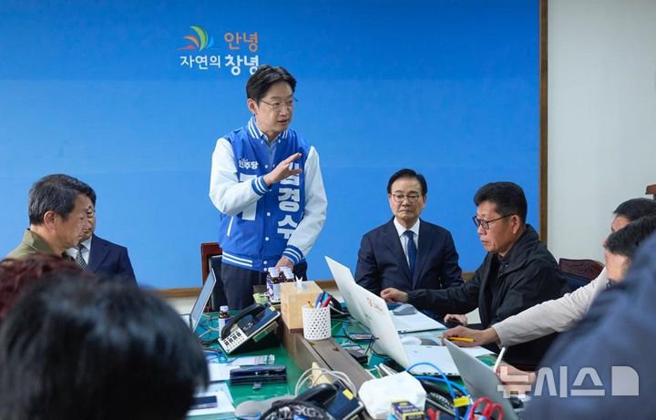 [창녕=뉴시스] 더불어민주당 김경수 경남도지사 후보가 10일 창녕군청 기자실을 방문해 지역 언론인들과 창녕을 비롯한 지역 현안과 지역소멸 대응 방안에 대해 의견을 나누고 있다.(사진=김경수후보 선거사무소 제공) 2026.04.10.photo@newsis.com