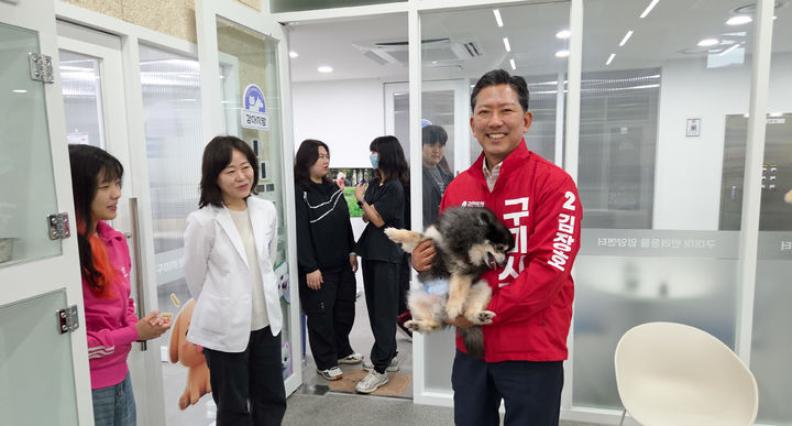 [구미=뉴시스] 반려견센터 찾은 김장호 예비후보. (사진=김장호 선거사무소 제공) 2026.04.10 photo@newsis.com *재판매 및 DB 금지