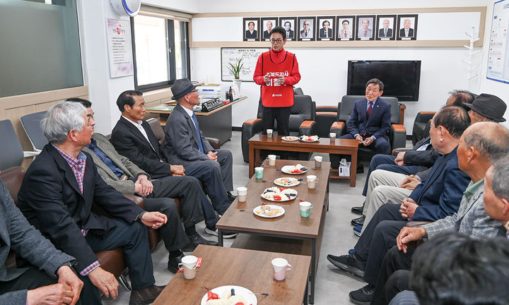 [청도=뉴시스] 이철우 경북지사 예비후보가 10일 오후 대한노인회 청도군지회를 찾아 인사를 하고 있다. (사진=이철우 후보측 제공) 2026.04.10. photo@newsis.com *재판매 및 DB 금지