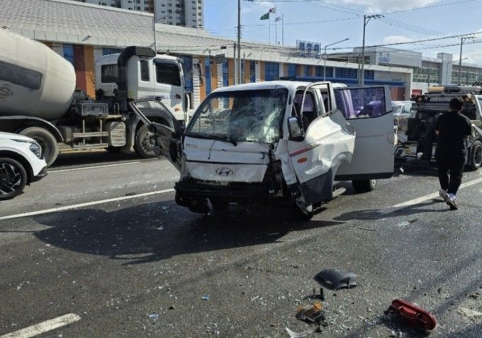 10일 오후 경산시 하양역앞 도로에서 상가 창고로 돌진한 사고 차량 *재판매 및 DB 금지