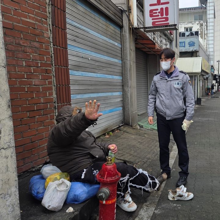 [서울=뉴시스] 서울 영등포역파출소 소속 민수(오른쪽) 경위가 지난달 노숙인 이모(58)씨를 만나 실태점검 하는 모습.(사진=영등포역파출소 제공)2026.04.12.photo@newsis.com *재판매 및 DB 금지