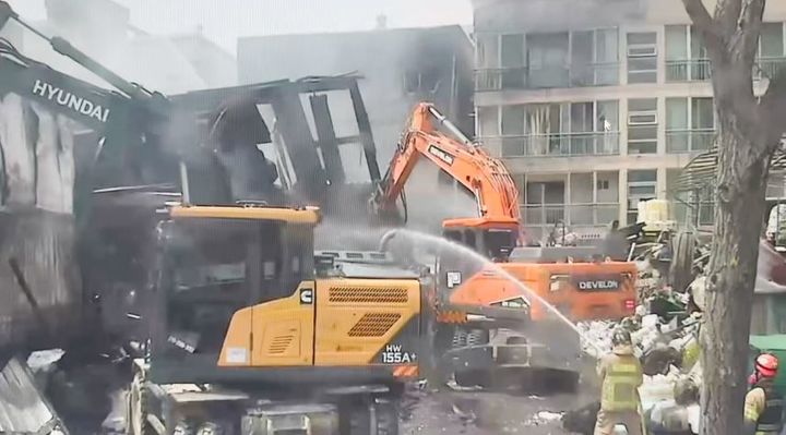 [울산=뉴시스] 10일 오전 4시 11분께 울산 남구의 한 3층짜리 근린생활시설 건물 1층에 있는 창고형 매장에서 불이 나 소방대원이 진화작업을 하고 있다. (사진=울산소방본부 제공) 2026.04.10. photo@newsis.com *재판매 및 DB 금지