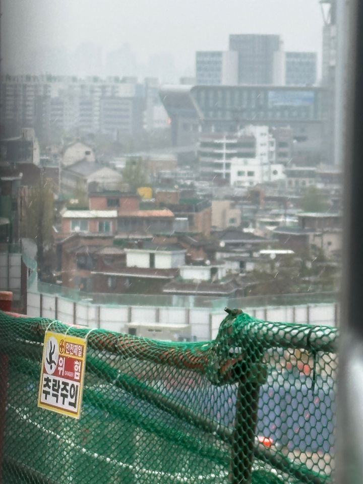[서울=뉴시스] 박형훈 인턴기자 = 지난 9일 서울 동작구 노량진동 '노량진6재개발촉진구역'(라클라체자이드파인) 사업지 펜스 사이로 노량진 빌라촌이 보이고 있다. 2026.04.09. photo@newsis.com *재판매 및 DB 금지