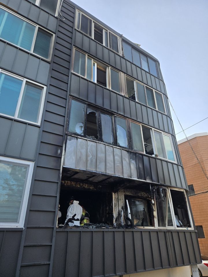 [울산=뉴시스] 10일 오후 3시 6분께에는 남구 무거동의 4층짜리 다세대주택 2층에서 화재가 발생했다. (사진=울산소방본부 제공) 2026.04.10. photo@newsis.com *재판매 및 DB 금지