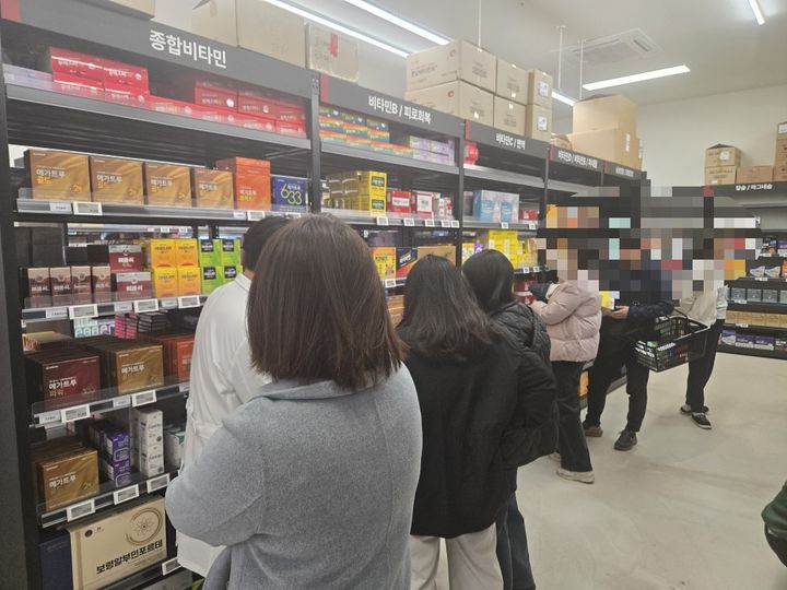 [서울=뉴시스] 지난 10일 오후 서울 동대문구 청량리역 인근 청량리 아트포레스트지하 1층에 새롭게 문을 연 창고형 약국 '르 메디'를 방문한 고객들이 판매 중인 의약품을 살펴보고 있다. (사진=르 메디 제공) 2026.04.10. photo@newsis.com *재판매 및 DB 금지