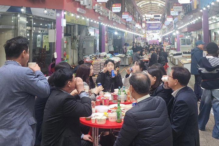 [울산=뉴시스] 울산 남구 울산번개시장이 '2025년 전통시장 활성화 지원 공모사업'에 선정돼 매주 수요일 오후 '수요야시장'을 운영 중이다. (사진=울산 남구 제공) photo@newsis.com *재판매 및 DB 금지
