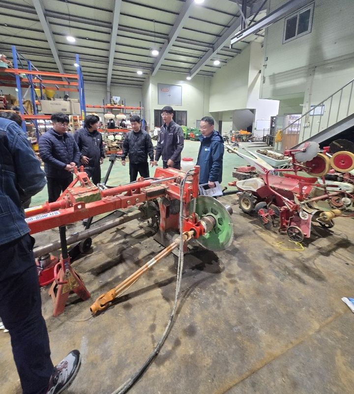 [영광=뉴시스] 영광군 농기계 임대사업소 안전 점검·교육 실시. (사진=영광군 제공) photo@newsis.com *재판매 및 DB 금지