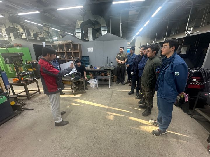 [당진=뉴시스] 강주완(군복티)·황선혁(그 오른쪽) 충남 당진 합덕제철고 학생이 10일 충남기능경기대회장에서 심사관으로부터 대회 성적을 듣고 있다. (사진=당진 합덕제철고등학교 제공) 2026.04.10. photo@newsis.com *재판매 및 DB 금지