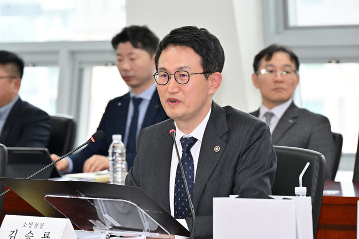 [세종=뉴시스] 10일 오후 김승룡 소방청장이 전국 여성 소방공무원 간담회에 참석해 여성 소방인재 육성을 위한 체계적인 지원을 표명하고 있다. (사진=소방청). *재판매 및 DB 금지