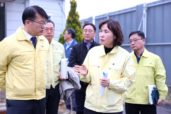 [광명=뉴시스] 최혜민 광명시장 권한대행(사진 오른쪽)이 10일 지난해 붕괴사고가 발생한 신안산선 5-2공구 공사 현장 사무소를 찾은 김대순 경기도 행정2부지사(사진 왼쪽)에게 사고 이후 광명시 현황을 설명하고 있다. (사진=광명시 제공) 2026.04.10. photo@newsis.com *재판매 및 DB 금지