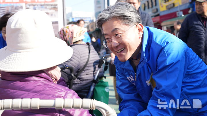 [의왕=뉴시스] 정순욱 예비후보가 한 할머니와 반갑게 인사를 나누고 있다. (사진=선거사무소 제공). 2026.04.10. photo@newsis.com