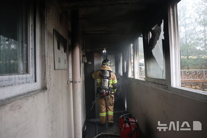 [제천=뉴시스] 충북 제천시의 한 아파트 1층에서 불이나 주민 80여명이 대피하는 소동이 벌어졌다. (사진= 제천소방서 제공) 2026.04.10. photo@newsis.com *재판매 및 DB 금지