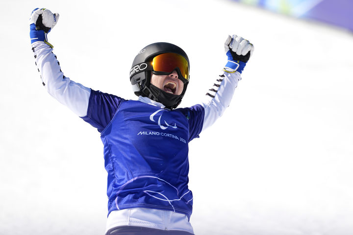 [세종=뉴시스]이제혁 선수가 지난 3월8일(현지 시간) 이탈리아 코르티나담페초 파라 스노보드 파크에서 열린 2026 밀라노·코르티나담페초 동계 패럴림픽 스노보드 크로스 남자 하지 장애(SB-LL2) 부문 결선에서 3위를 차지하고 환호하고 있다. (사진=이제혁 선수 제공) 2026.04.11. photo@newsis.com *재판매 및 DB 금지