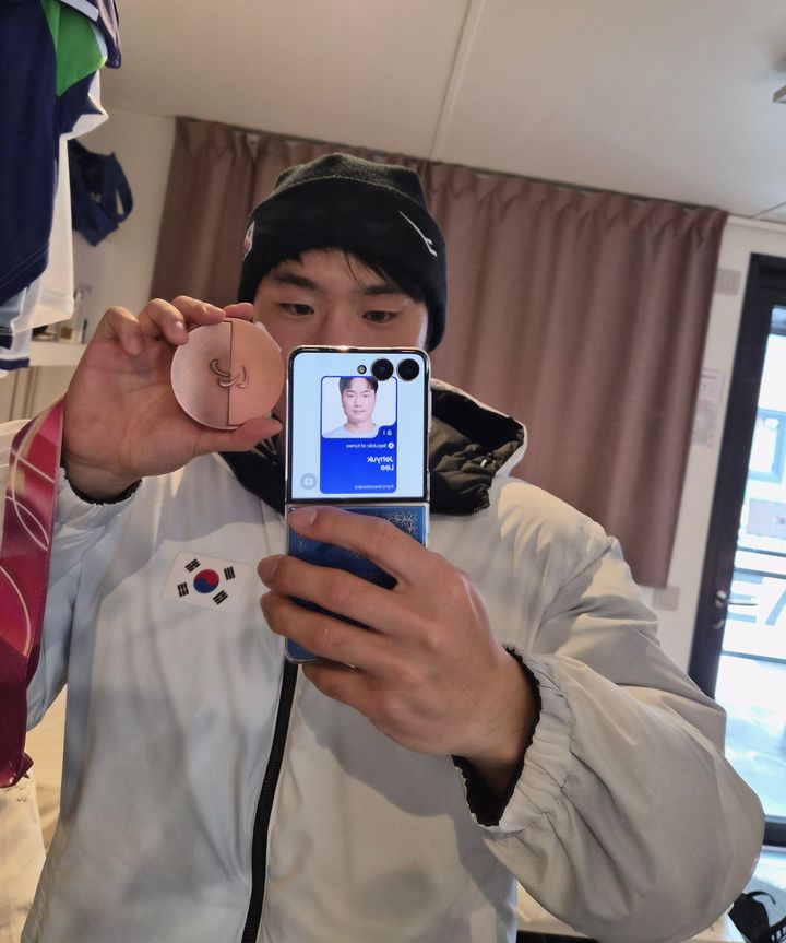 [세종=뉴시스]지난 3월 열린 2026 밀라노·코르티나담페초 동계 패럴림픽 스노보드 크로스 남자 하지 장애(SB-LL2) 부문에서 동메달을 딴 이제혁 선수가 메달을 들고 사진을 찍고 있다. (사진=이제혁 선수 제공) 2026.04.11. photo@newsis.com *재판매 및 DB 금지