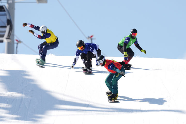 [세종=뉴시스]이제혁 선수가 지난 3월8일(현지시간) 열린 2026 밀라노·코르티나담페초 동계 패럴림픽 스노보드 크로스 남자 하지 장애(SB-LL2) 결승전에서 외국 선수들과 경기를 펼치고 있다. (사진=이제혁 선수 제공) 2026.04.11. photo@newsis.com *재판매 및 DB 금지