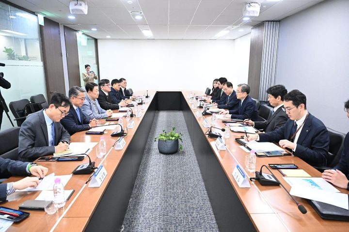 [서울=뉴시스]조현 외교장관, 대한석유협회 및 정유업계 간담회 개최. (사진=외교부 제공) 2026.04.10 *재판매 및 DB 금지